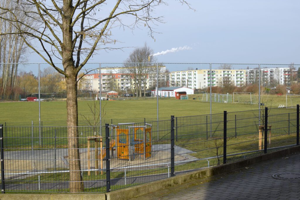 heute eingezäumter Sportplatz Vogelweide 
