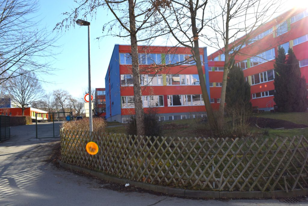 ehemalike Matrossow- und Komarow-Schule mit beiden Turnhallen (POS, 10 klassig) 