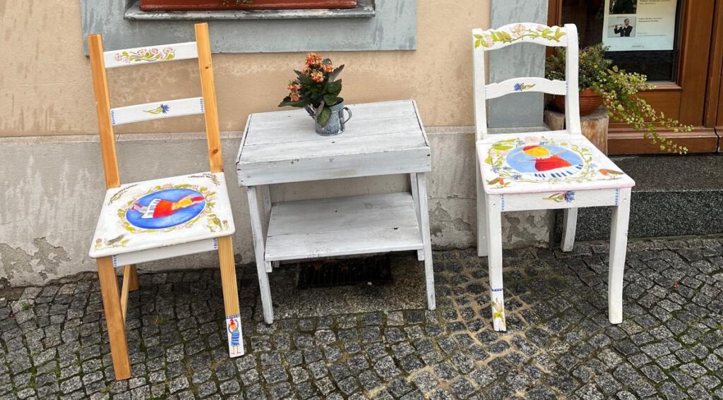 bunte Stühle und Tisch der Aktion "Nimm Platz in Deiner Stadt" in Bautzen 